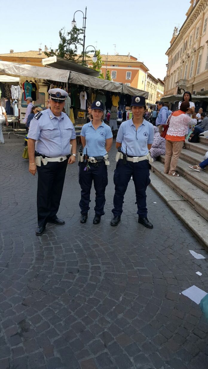 Il comandante Piero vergante con i suoi agenti durante i controlli sul mercato di Piacenza