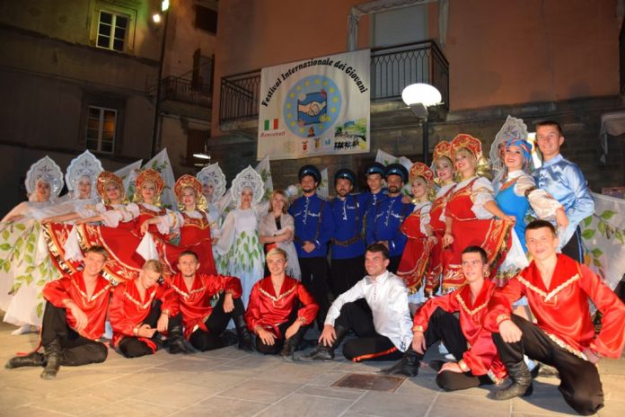 Folklore georgiano e russo in piazza Cavalli