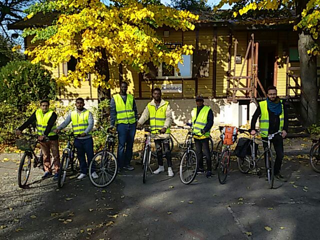Migranti a scuola di bici a Piacenza