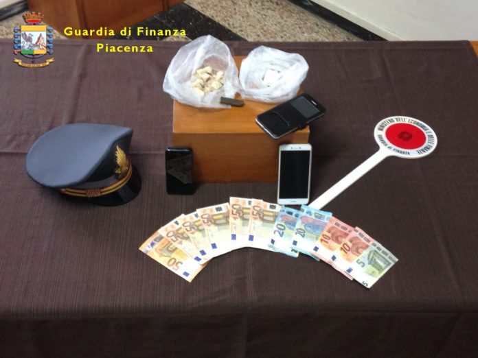 Guardia di Finanza di Fiorenzuola arresta spacciatore con 90 grammi di droga