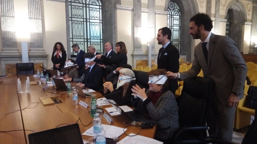 La delegazione benda la commissione del Mibact e gli fa toccare gli altorilievi in digitale della Madonna Sistina