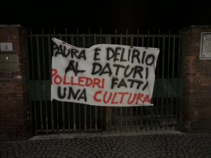 Apparsi nella notte 3 striscioni per protestare contro i tagli culturali dell'Amministrazione