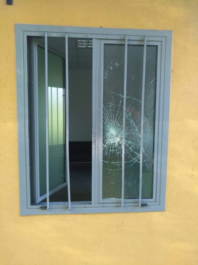 Vandali rompono finestra a Spazio 4.0