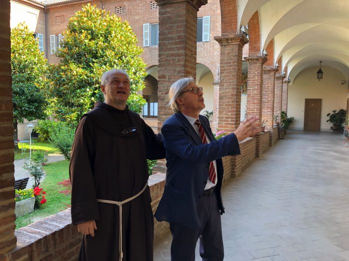 Vittorio Sgarbi con padre Secondo Ballati nel chiostro del concento di Santa Maria di Campagna