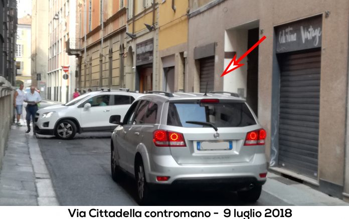 Auto in contromano in via Cittadella a Piacenza