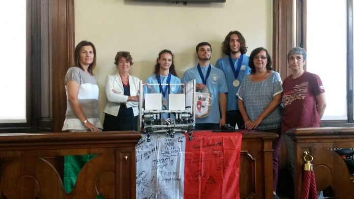 Il team di Robotica del Respighi riceve i complimenti dell'amministrazione dopo la medaglia d'argento alla First Global Challenge