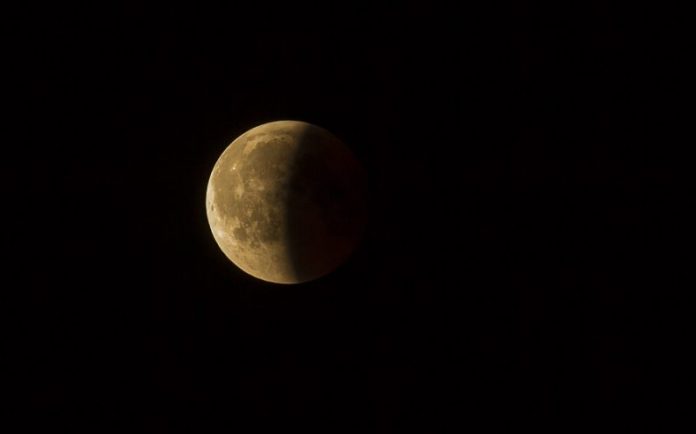 Eclissi di Luna domani. Come e quando vederla