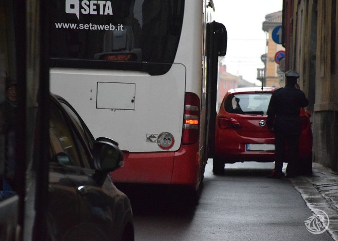 Traffico in tilt in via Borghetto a Piacenza per sosta selvaggia