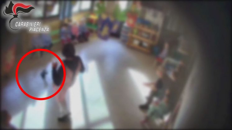 Una maestra dell'asilo di Podenzano lancia una scarpa verso i bambini