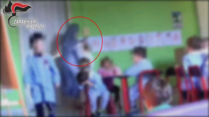 La direttrice della materna di san Polo (PC) sembra alzare le mani su un bambino