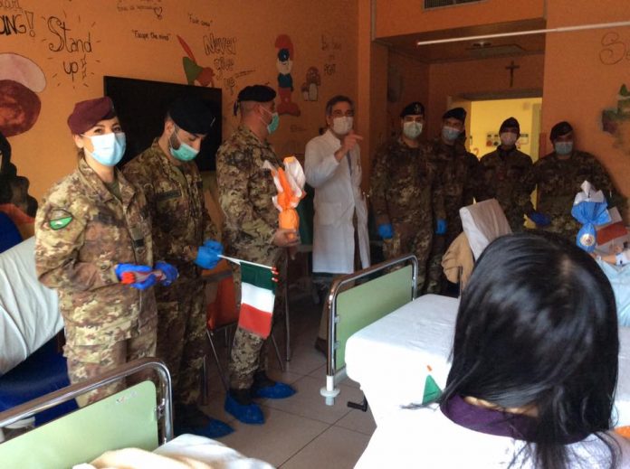 L'Esercito rallegra la giornata dei bambini della Pediatria dell'Ospedale