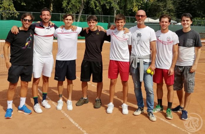 La squadra di tennis maschile della Vittorino da Feltre Piacenza