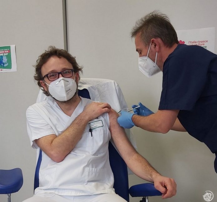 Andrea Vercelli primo vaccinato a Piacenza