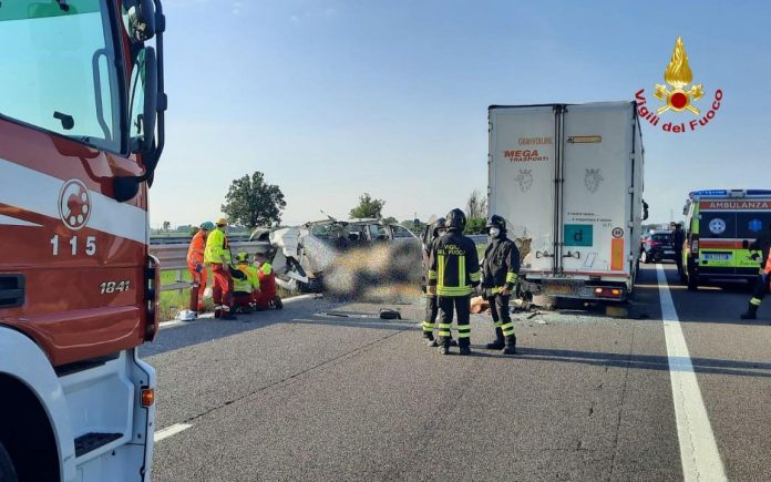 Cinque morti in autostrada in provincia di Piacenza